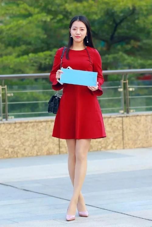 美女脚上搭配上一双尖头的高跟鞋,不仅显身高,还能显气质