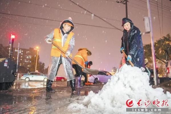 摩托车|他们彻夜“冰蹲蹲”，长沙今晨“雪融融”！