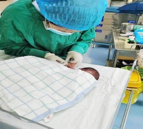 早产|守护生命,市妇幼保健院成功救治两名早产低体重儿