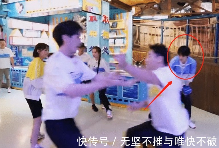 鄭愷|鄭愷秒撕蔡徐坤名牌，我卻關注蔡徐坤被撕后的舉動，細節暴露人品