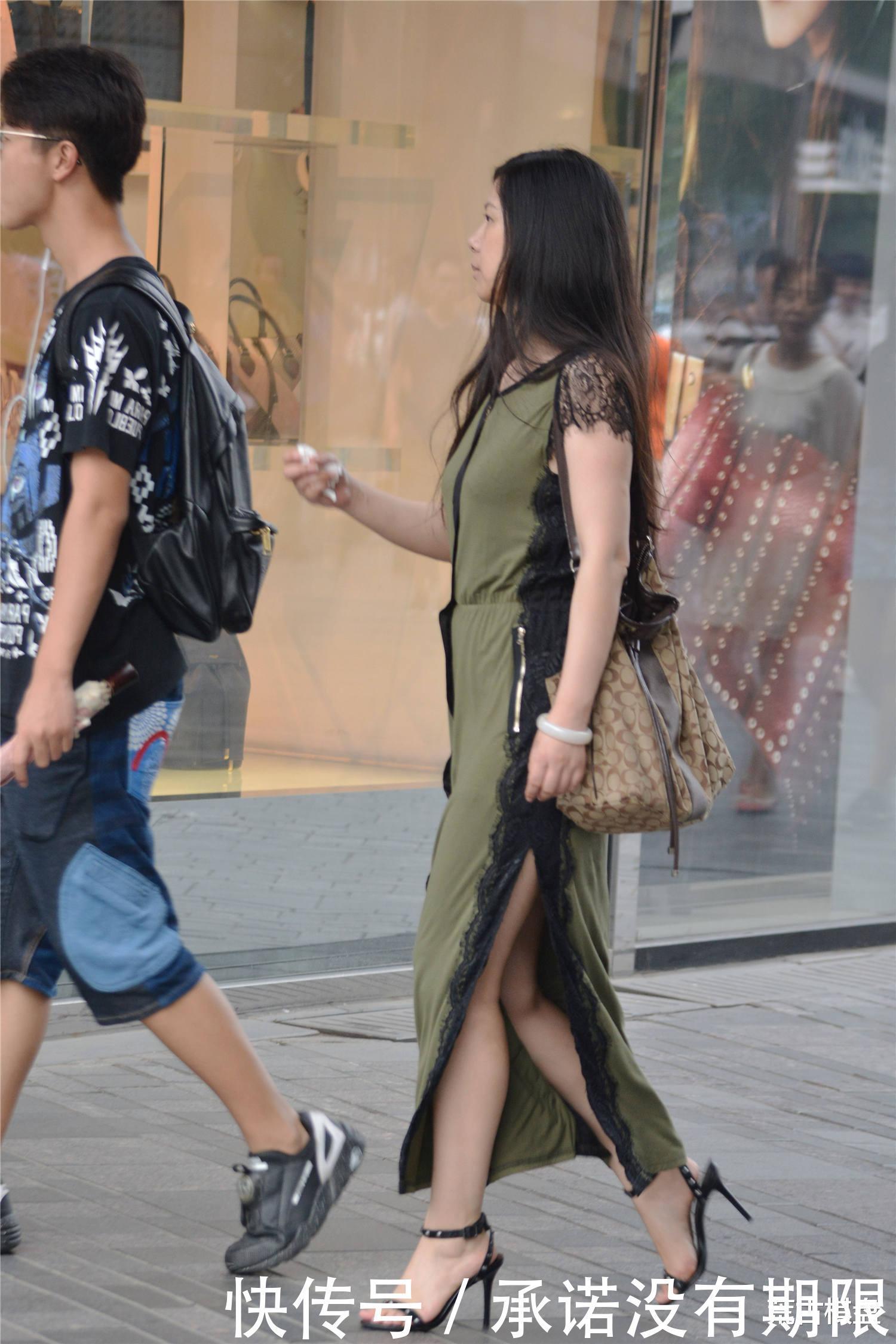 墨绿色长裙，蕾丝袖口，搭配一字带细高跟凉鞋，不挑身材穿搭