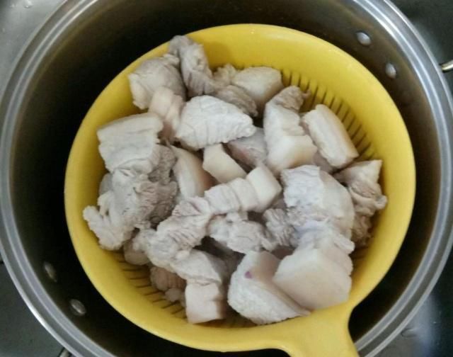 做红烧肉别只知道焯水,焯水之前多加这一步,红烧肉更香,没腥味