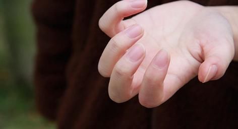 健康的指甲,是什么样的?指甲凹凸不平有竖纹,有没有什么问题?