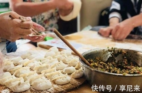 脑回路|奶爸解锁包饺子“新姿势”火了,接到这么大的工程,背后肯定有人
