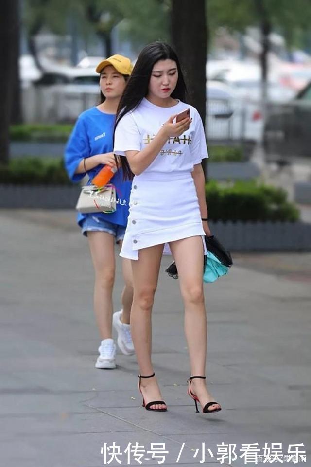 时尚街拍黄色瑜伽运动套装,走在街上很靓丽