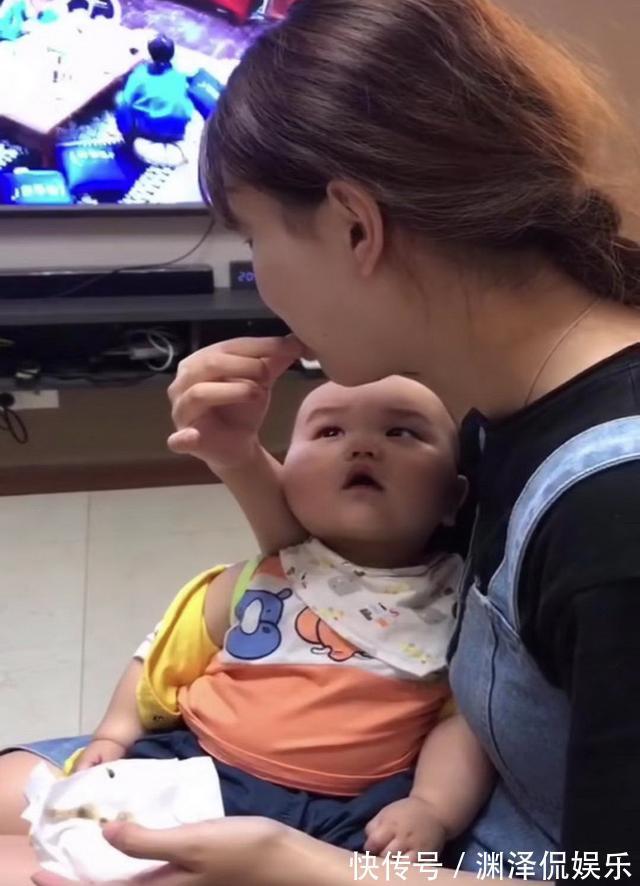 亲爱的|宝妈有事外出,把娃交给小姨带,回家推开门没一个省心的