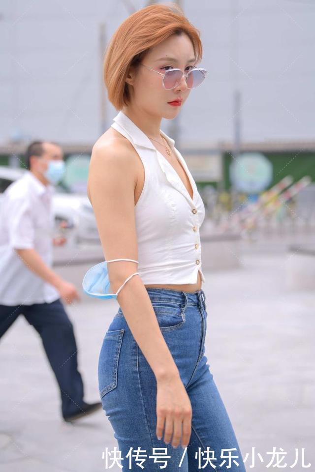 白色无袖挂脖衫,知性优雅尽显复古风,非常吸睛