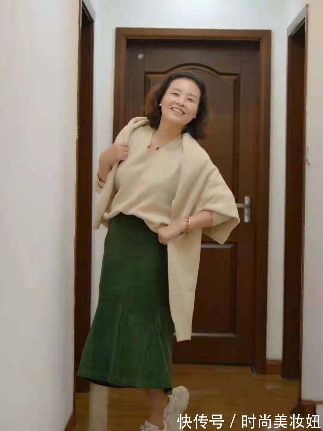 西部牛仔|60岁的女人,上衣+半身裙怎么搭才时髦?教你4组百搭公式,美又嫩