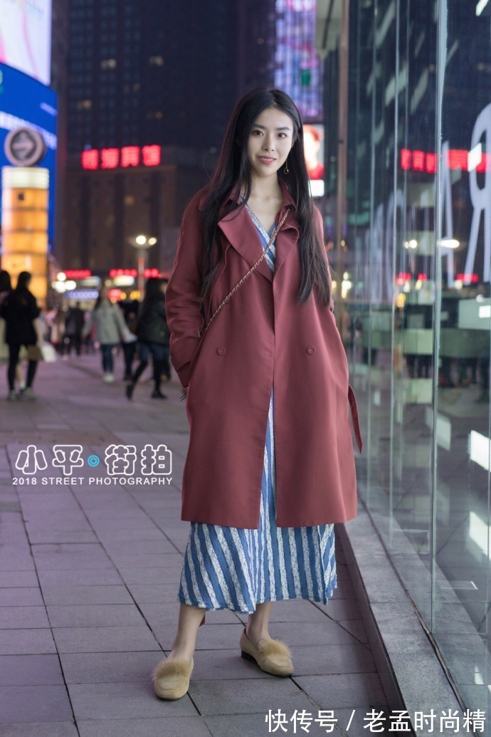 街拍 重庆街拍,皮衣与牛仔裤搭配一字高跟鞋,魅力与时尚并存!