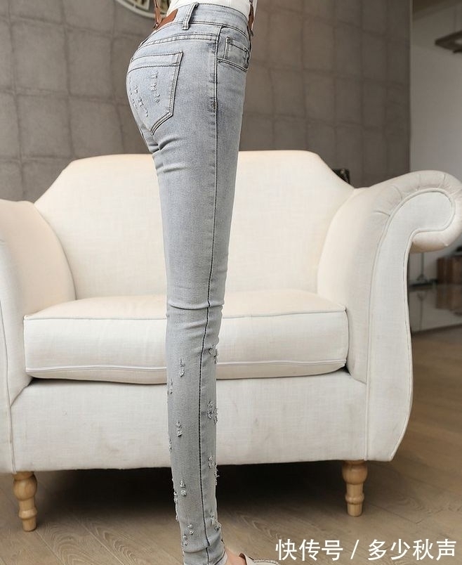 牛仔裤 时尚搭配的牛仔裤美女,展现出迷人的细细腰身!