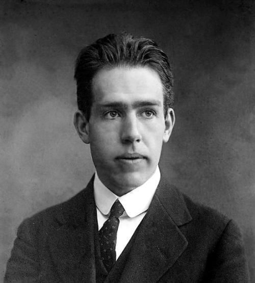 波尔 人类根本无法想象，在粒子的微观世界中，是何等的诡异