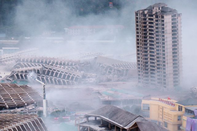 场面|云南昆明十五栋烂尾楼成功爆破 现场尘土飞扬场面壮观