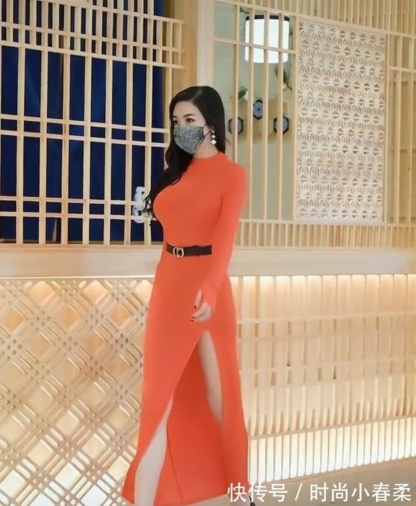 街拍|开叉裙造型真精致,穿出了都市女郎的气质