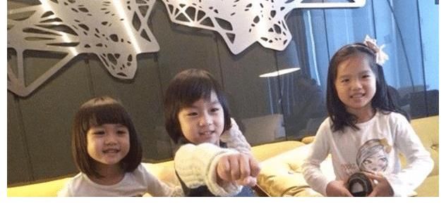 劉嘉玲|康康在《爸爸去哪兒》一出場就是“霸總”，其實(shí)他兒時(shí)也很可愛