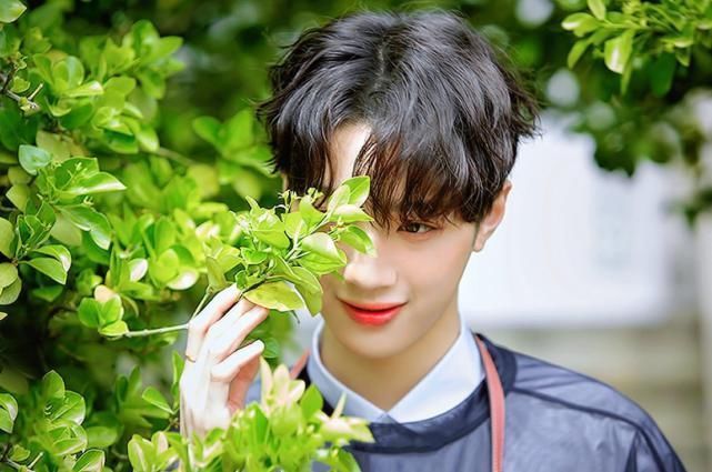 赖冠霖归国后成糊咖同是南韩归国艺人,黄明昊朱正廷凭啥大火