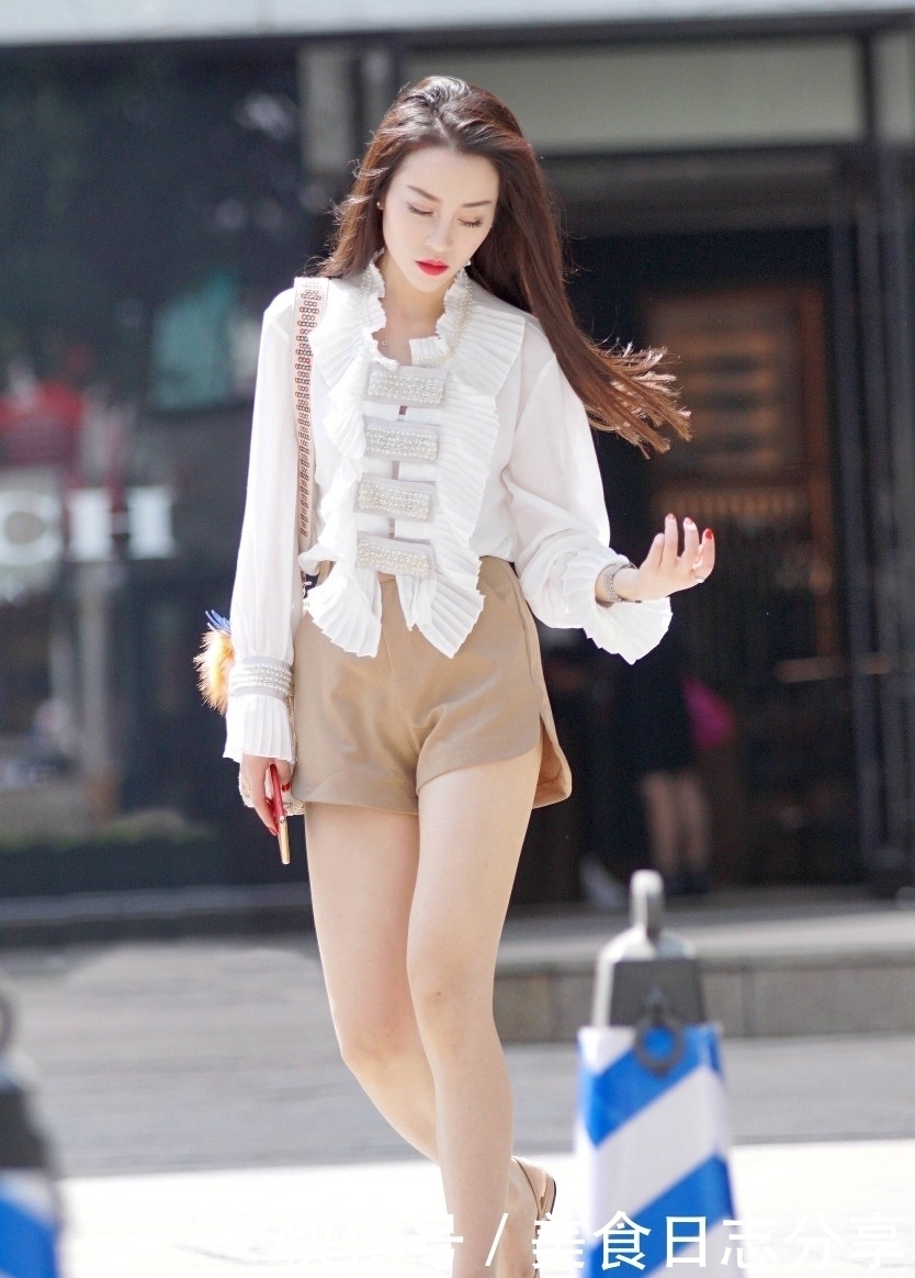 小姐姐|街拍穿运动短裤的轻熟小姐姐,气质优雅,颜值也很高!