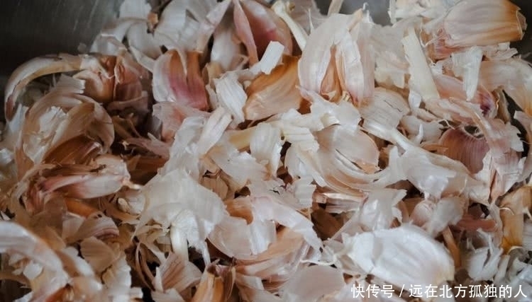 大蒜皮别扔,扔它就等于在撒钱,留下来的作用超乎你的想象