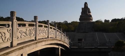 佛山西樵山风景区，景区有座高达62米的观音像