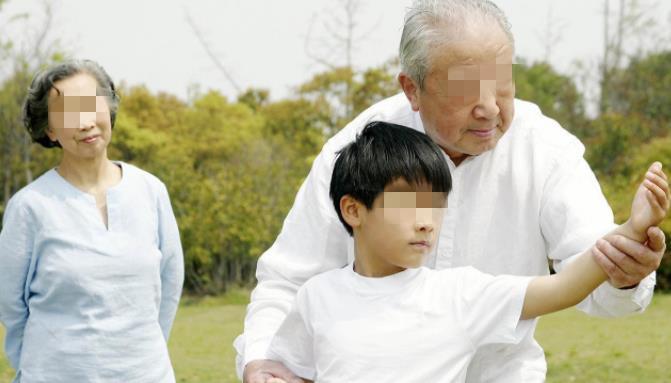 孩子|为什么姥姥带大的孩子,反而跟奶奶亲近?原因很现实