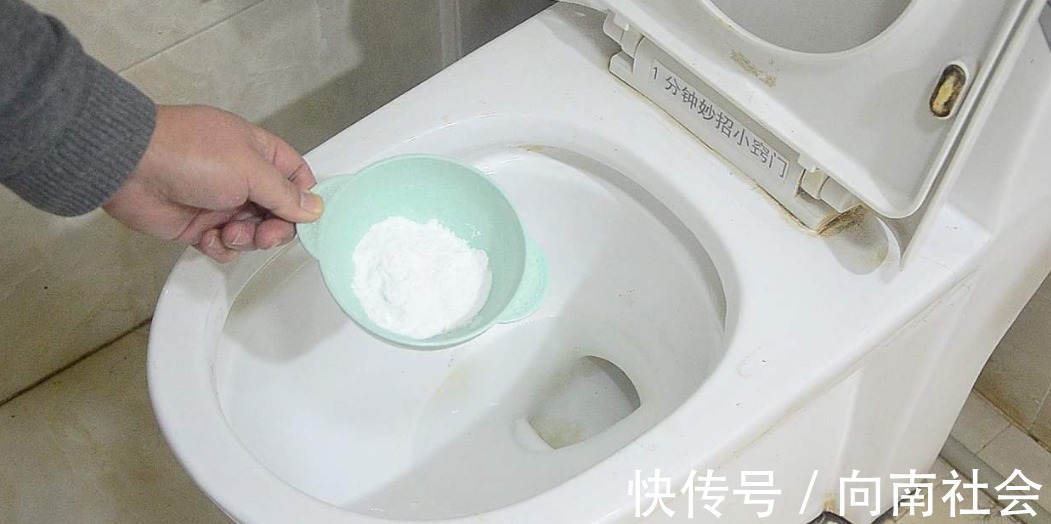 家庭|盐撒马桶里,原来作用这么厉害,解决了家庭中一大难题!