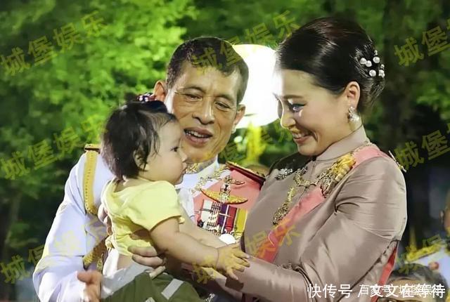  修身|诗妮娜学王后抱孩子，哪知上衣修身又太短，腰部肉肉都露出来了！