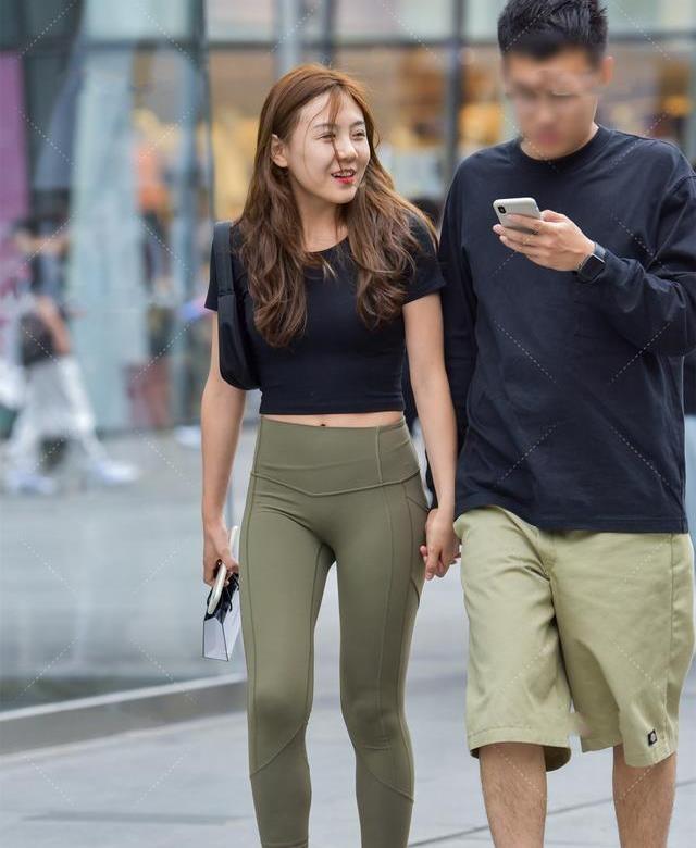 毛衣|大胆尝试瑜伽裤,凸显女性知性优雅,时髦又显高