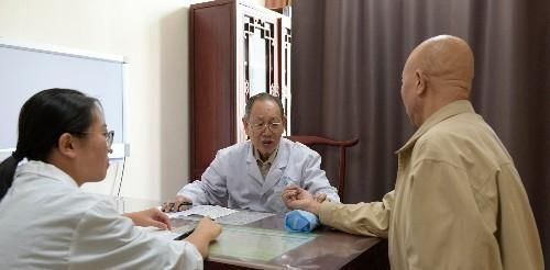 腿上出现3个“迹象”,可能提醒你脑梗已经在“路上”,多注意