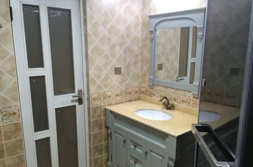 马桶|参观闺蜜110㎡新房,卫生间的设计头一回见,马桶位置太奇葩