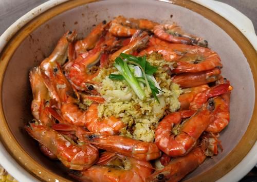 俞灏明亲自下厨，做年夜饭，这菜太有年味儿了，网友：人帅厨艺棒