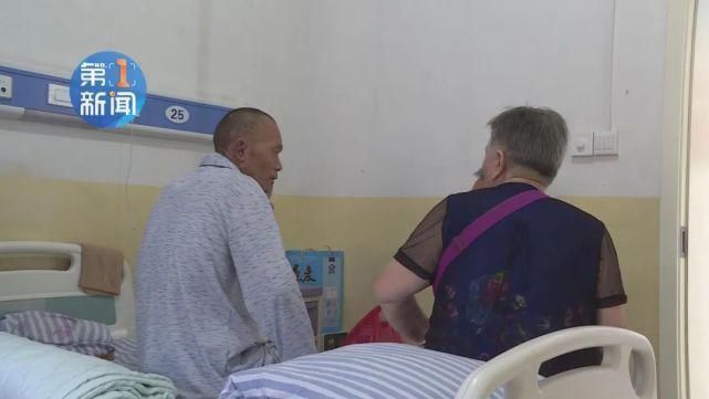 医院|老张从树上坠下,醒来后发现耳朵在自己手里