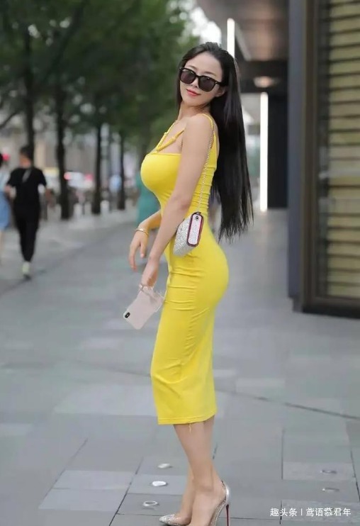 穿搭 “葫芦”身材的连衣裙美女,“燃爆”整个街头的气氛!