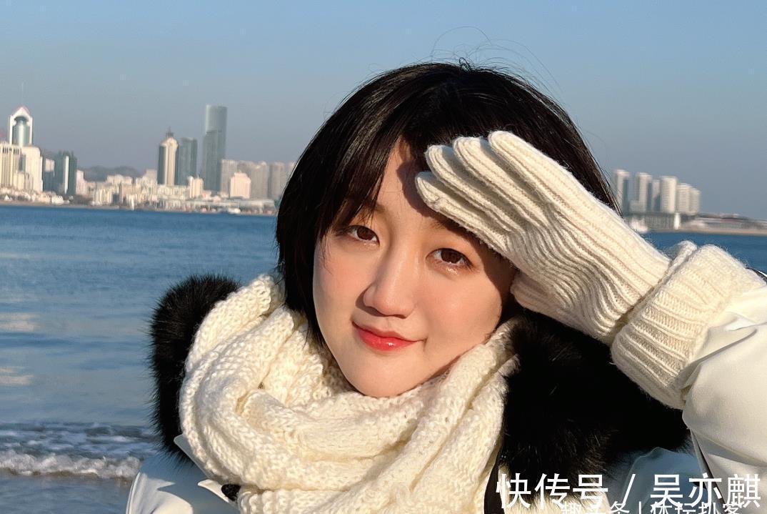 女主角|陈梦清纯亮相!一身全白海边可爱自拍,似韩剧女主角,美翻了