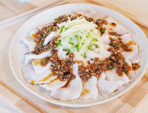 最近,特饞的下酒菜,煮熟切成片,蘸料汁吃特過癮,開胃更解饞