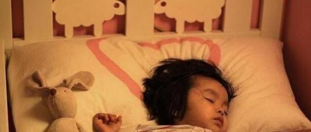 纸尿裤|4岁女儿睡前穿的纸尿裤,醒来“变”了样,宝妈偷偷观察后不淡定