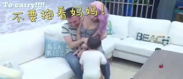 妈妈|看到妈妈坐在爸爸腿上,1岁女儿这吃醋的模样,让爸妈哭笑不得