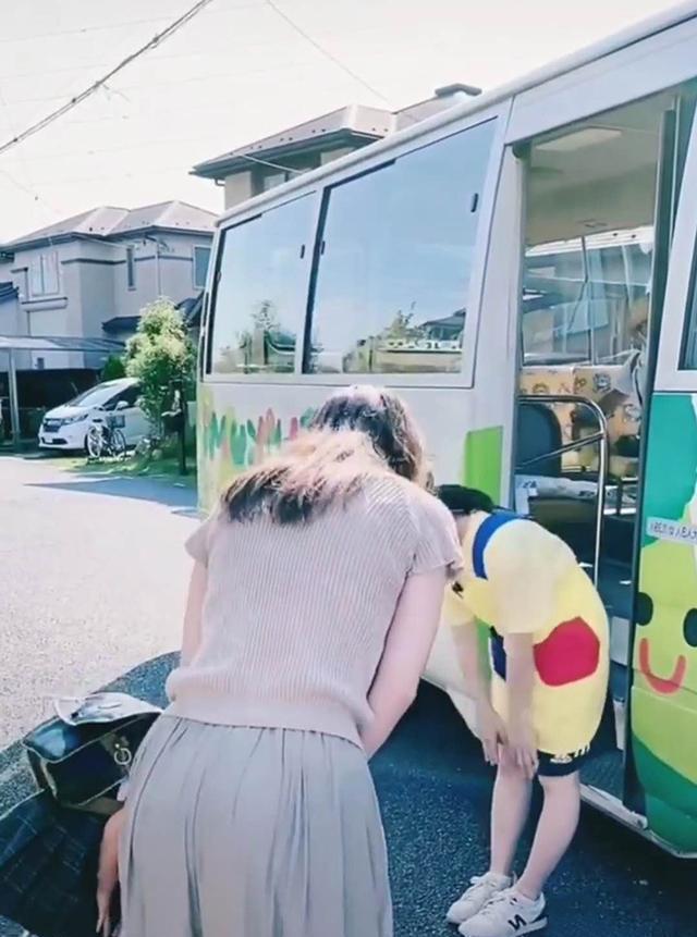 妈妈们|中国幼儿园门口是“睡衣妈妈”,日本幼儿园门口堪比“选美大赛”