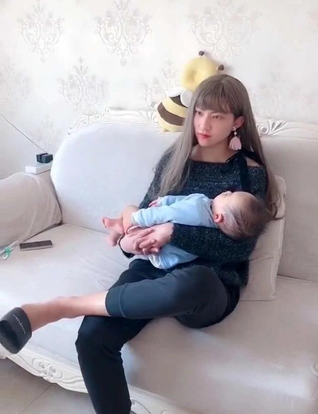 宝宝|宝爸“男扮女装”,化妆成“妈妈”哄娃睡觉,网友:画面太美