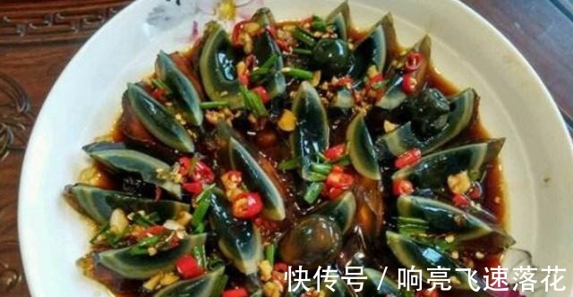 待客|皮蛋别再凉拌着吃了,这样做口感香嫩爽滑,待客超有面子!
