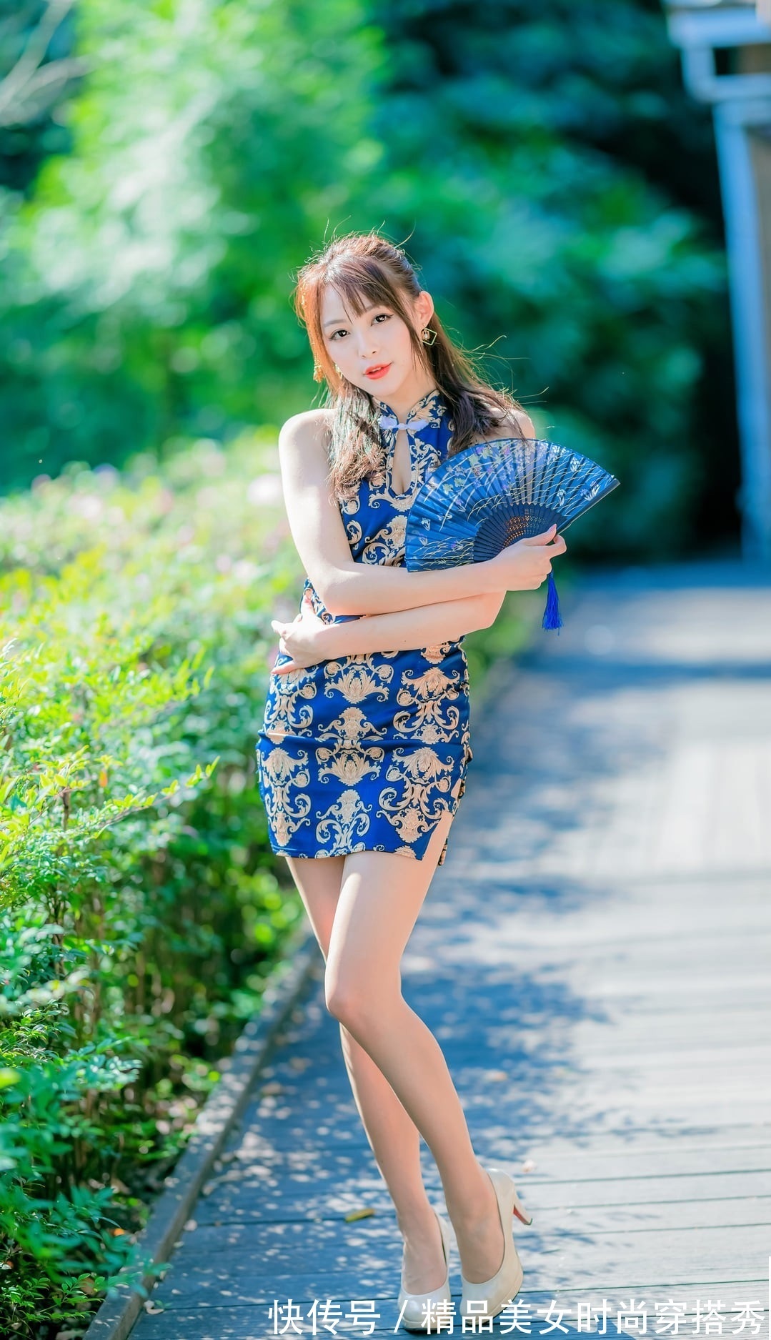 气质|温柔大气中的风韵——印花新式旗袍配白色高跟鞋,气质满满