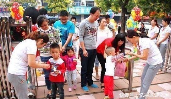 妈妈|幼儿园放学后,有2个孩子一直无人认领,亲妈瞅了十分钟都没认出