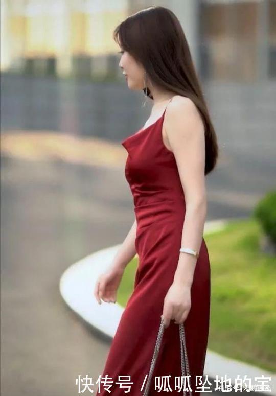 酒红色真丝长裙,高贵优雅,尽显好身材