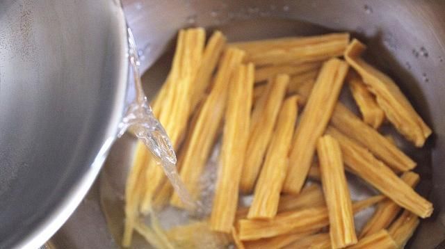 泡腐竹,直接加水是错的学会大厨的做法,半小时泡发好,不夹生