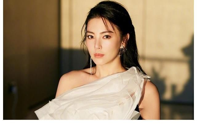 谢娜|继谢娜回归后，《快本》再官宣喜讯，宣布丁程鑫正式加入快乐家族