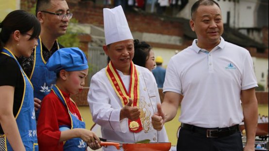 四川威远厨师登上央视！曾以一道蒜香排骨征服全县吃货