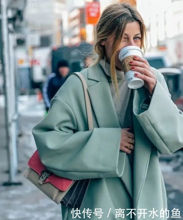 40岁女人,高领毛衣不时尚?学3种时髦“搭配”,美过同龄人