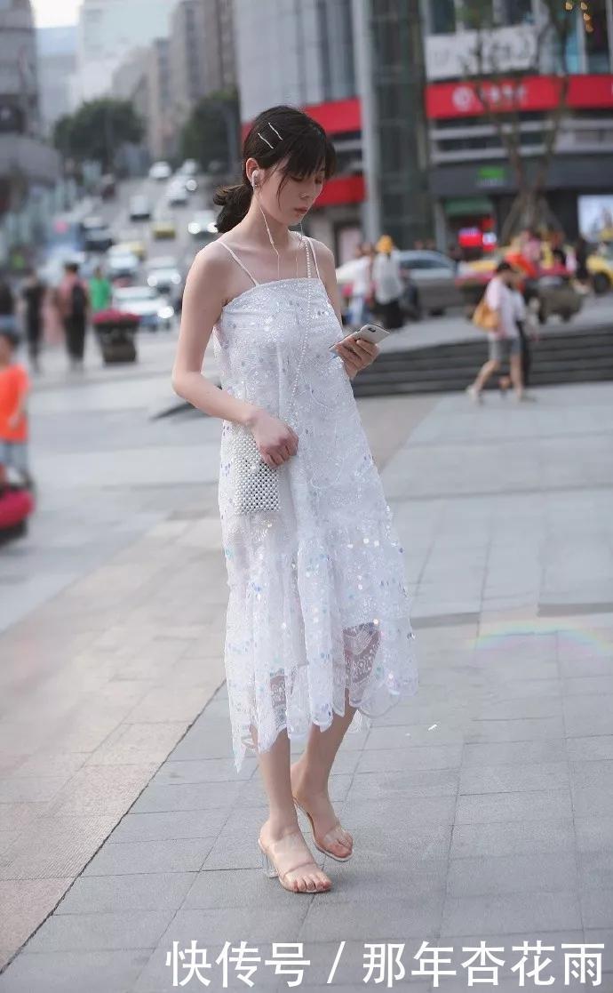 美女脚上搭配上一双尖头的高跟鞋,展示出一种幸福的姿态