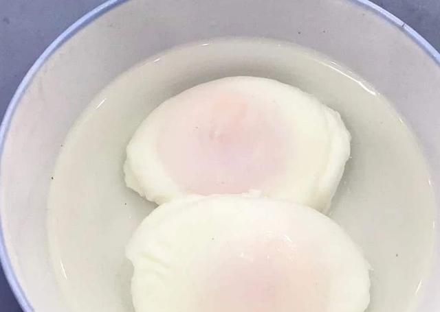 水煮荷包蛋时,水开下锅大错特错,多做这几步,鸡蛋圆整鲜嫩可口