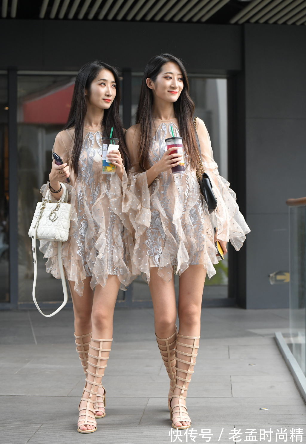 仙女裙|街拍:双胞胎姐妹的“仙女裙”,不仅造型清爽,还十分个性