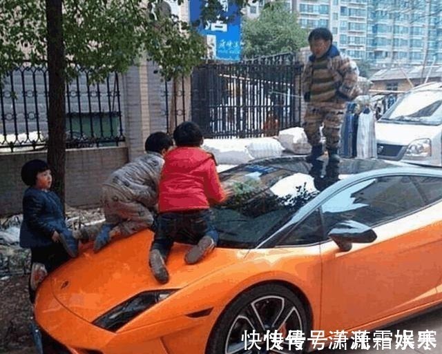 家长|地铁上,妈妈坐着玩手机却让孩子躺地上,宝妈解释后获乘客们称赞