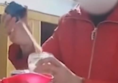 孩子|奶奶给孙子冲奶粉，妈妈却从监控中发现恶心一幕：奶瓶被舔了又舔